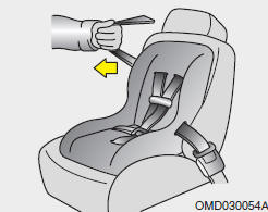 Hyundai Elantra: Using a child restraint system. 3. Pull the shoulder portion of the seat belt all the way out. When the shoulder
